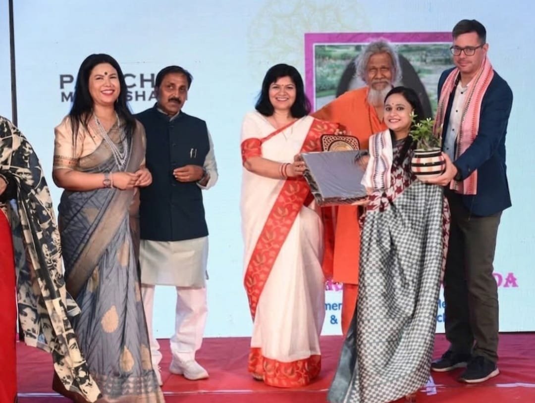 Dr. Varsha receiving recognition on stage